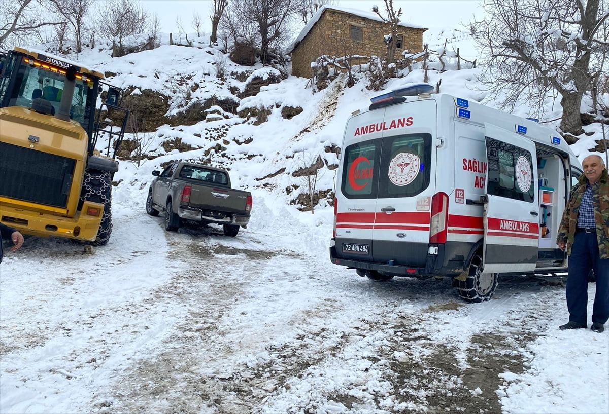 Batman'ın Sason ilçesinde kar yağışı nedeniyle yolu kapanan köyde rahatsızlanan tansiyon hastası...