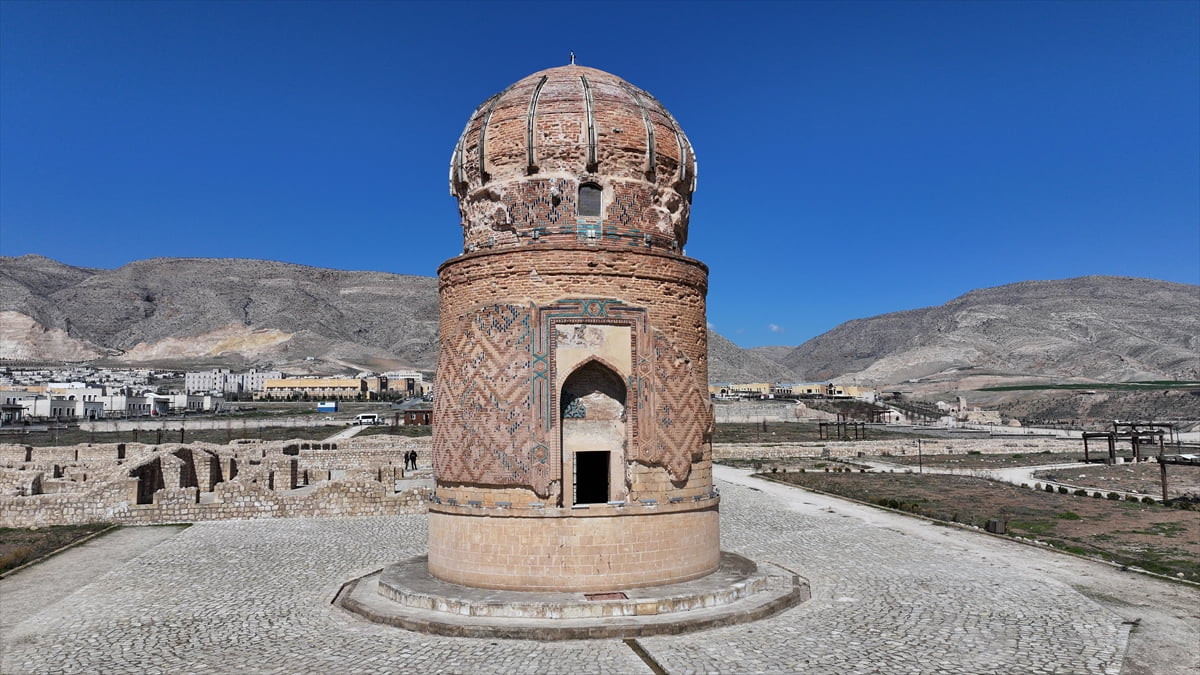 Batman'ın tarihi Hasankeyf ilçesi bu yıl 1 milyonu aşkın ziyaretçi ağırlamak istiyor. Bölgenin...