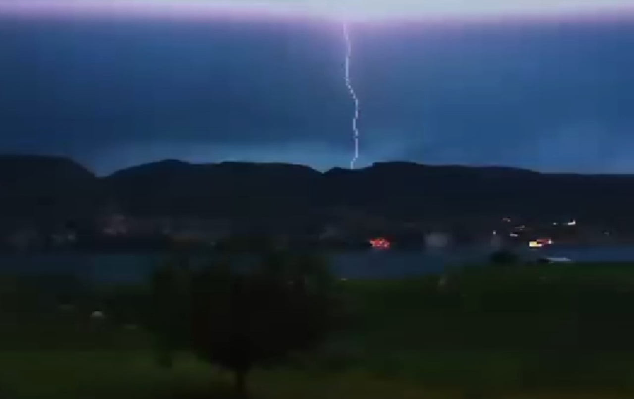 BATMAN'IN TARİHİ İLÇESİ HASANKEYF´TE AKŞAM SAATLERİNDE ETKİLİ OLAN GÖKYÜZÜ HAREKETLİLİĞİ...