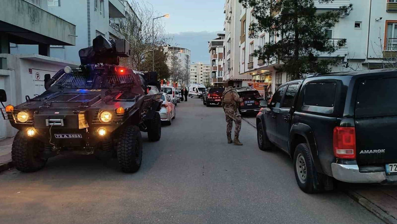 BATMAN’DA 17 YAŞINDAKİ BİR GENÇ, HENÜZ BİLİNMEYEN BİR NEDENLE ANNESİ VE AĞABEYİNE SİLAHLI SALDIRI...