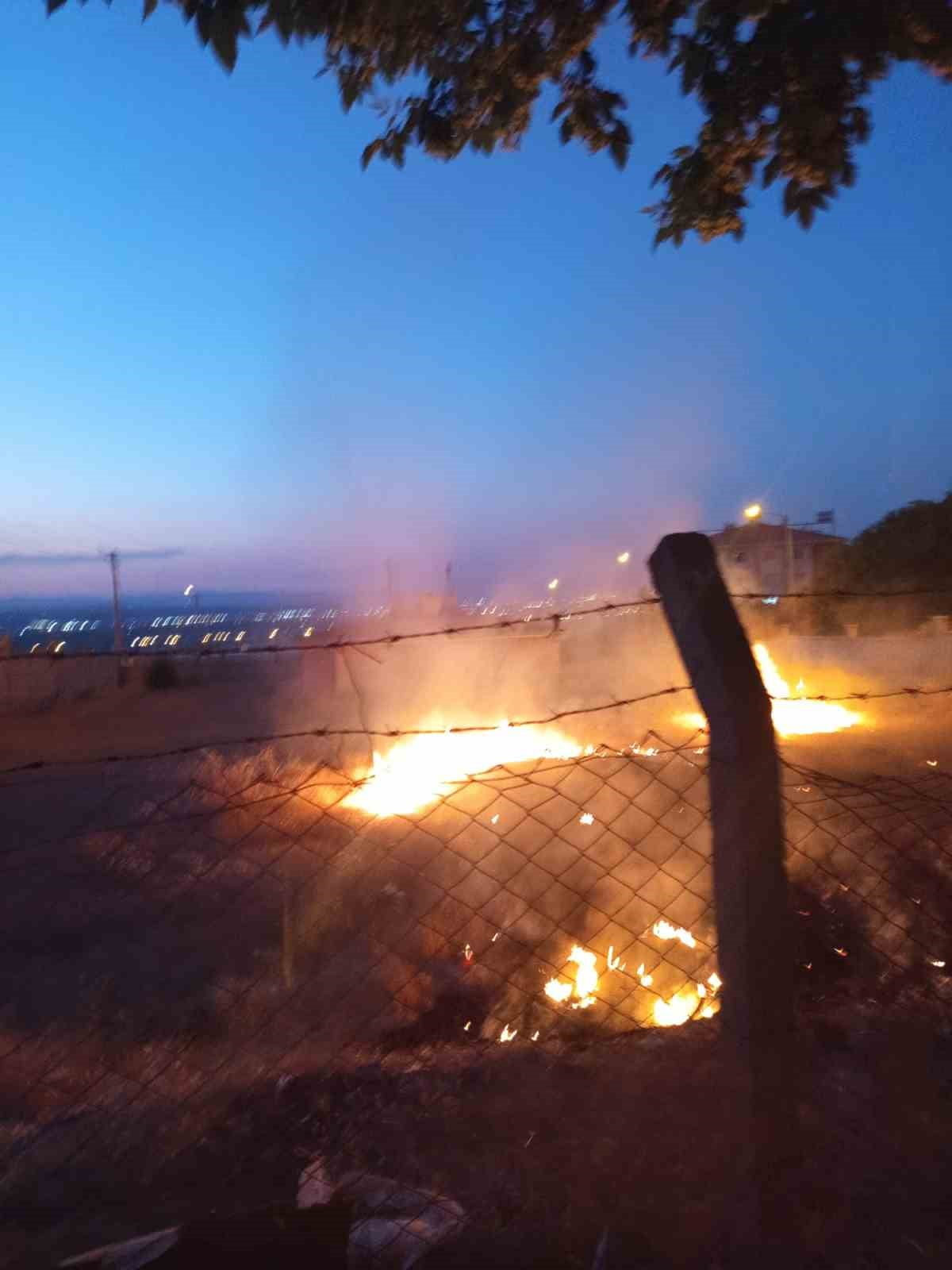 BATMAN’DA BİR EVİN BAHÇESİNDE ÇIKAN YANGIN, İTFAİYE EKİPLERİNİN ZAMANINDA MÜDAHALESİYLE BÜYÜMEDEN...