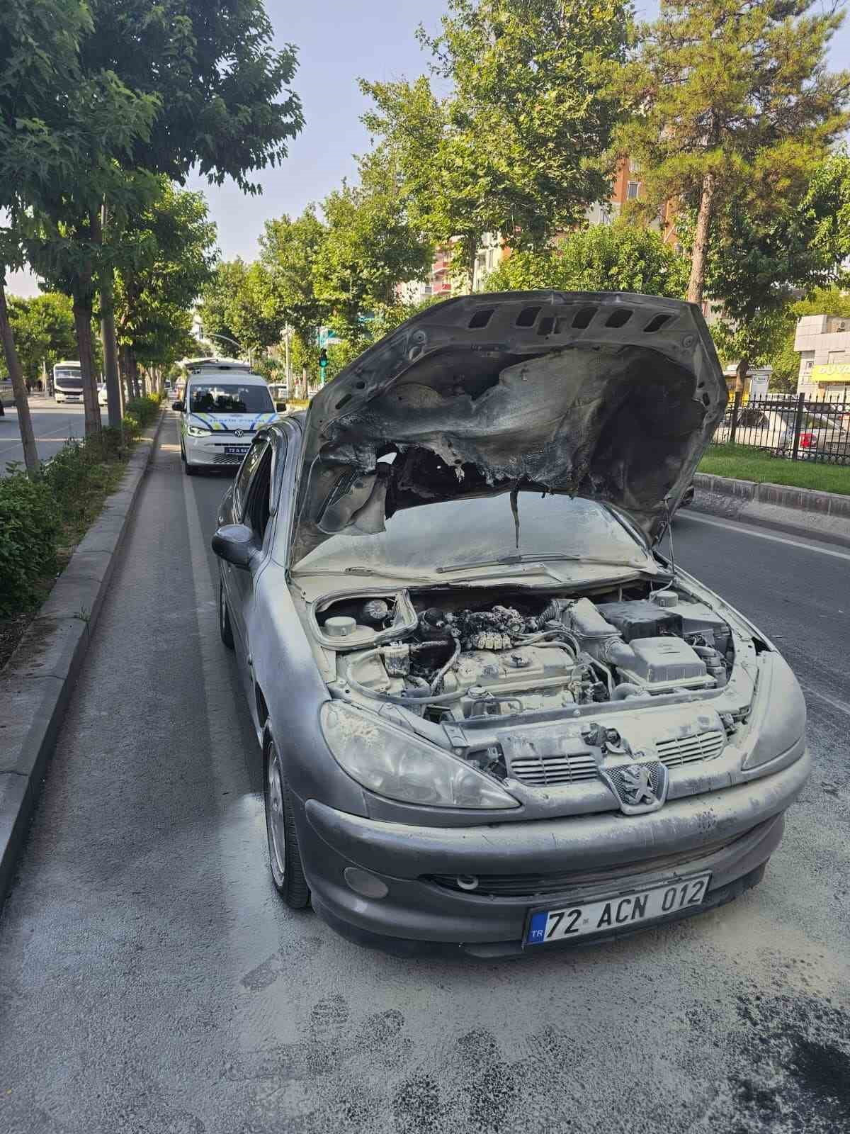BATMAN’DA DİYARBAKIR CADDESİ ÜZERİNDE BULUNAN ÖZEL BATMAN HASTANESİ ÖNÜNDE ÇIKAN ARAÇ YANGINI...