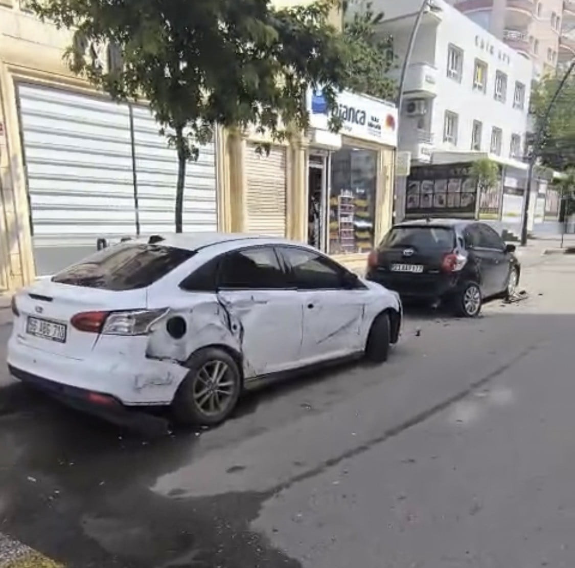 BATMAN’DA HENÜZ KİMLİĞİ BELİRLENEMEYEN BİR SÜRÜCÜ, PARK HALİNDEKİ 5 OTOMOBİLE ÇARPTIKTAN SONRA...