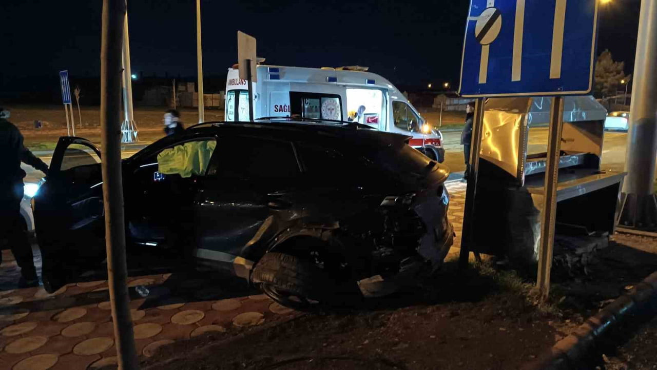 BATMAN’DA İKİ OTOMOBİLİN KAFA KAFAYA ÇARPIŞTIĞI KAZADA 1 KİŞİ YARALANDI.