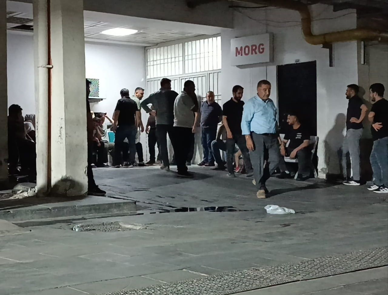 BATMAN’DA SEYİR HALİNDEKİ OTOMOBİLİN CAMINDAN SARKTIĞI SIRADA DENGESİNİ KAYBEDEREK YOLA DÜŞEN 19...