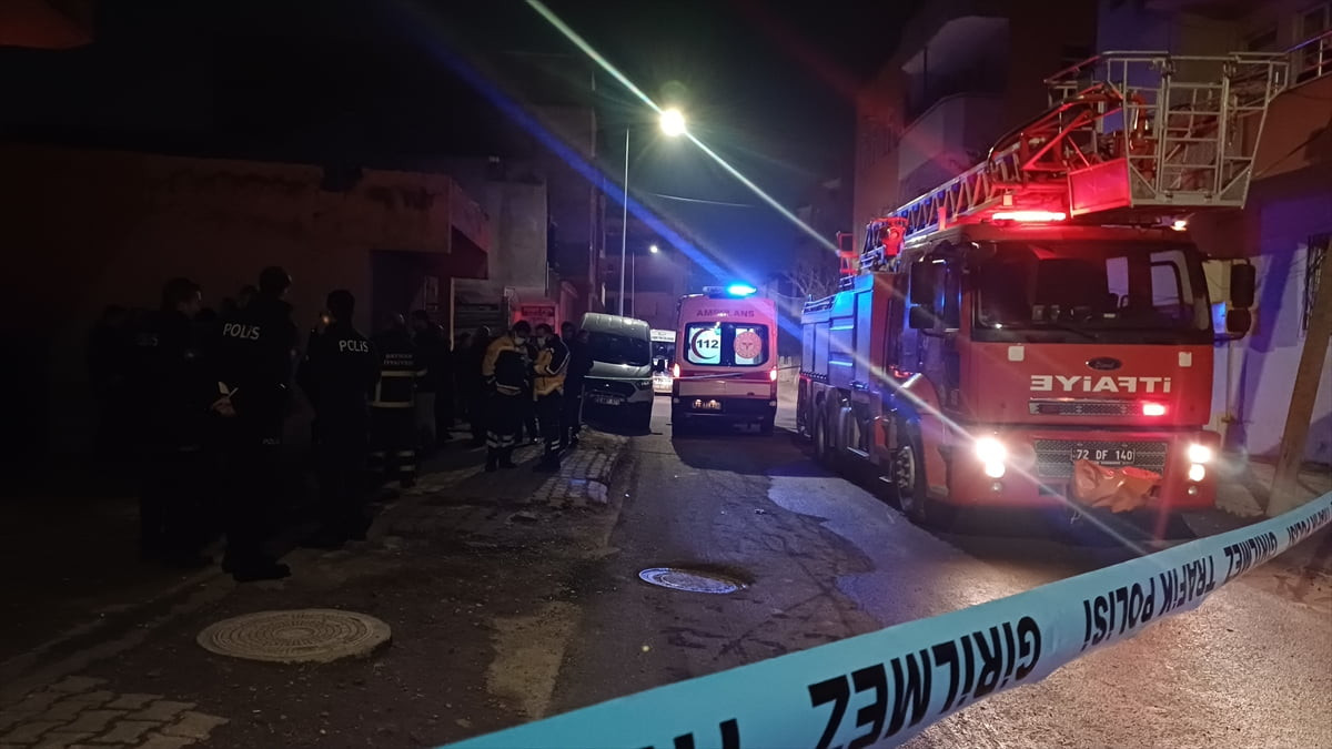Batman’da tek katlı bir evde çıkan yangında 1 kişi hayatını kaybetti, 1 kişi yaralandı. Olay...