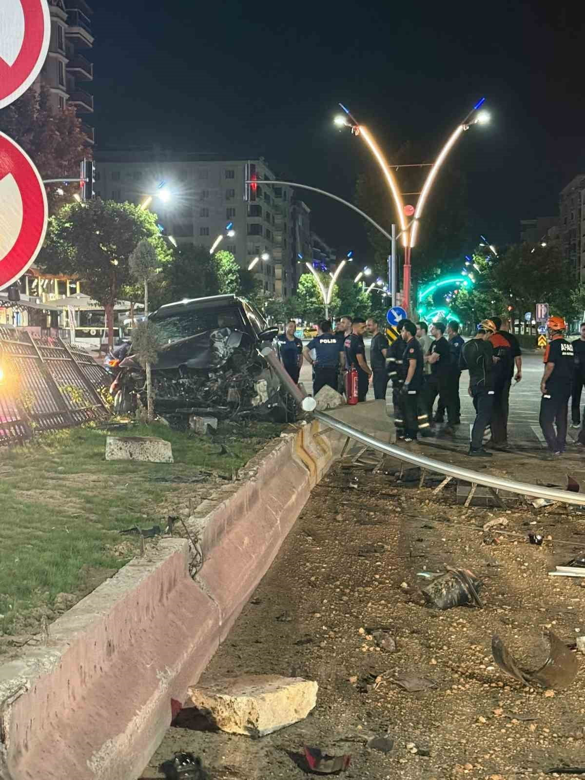BATMAN’DA VALİLİK KAVŞAĞI’NDA MEYDANA GELEN TRAFİK KAZASINDA 3 KİŞİ YARALANDI.