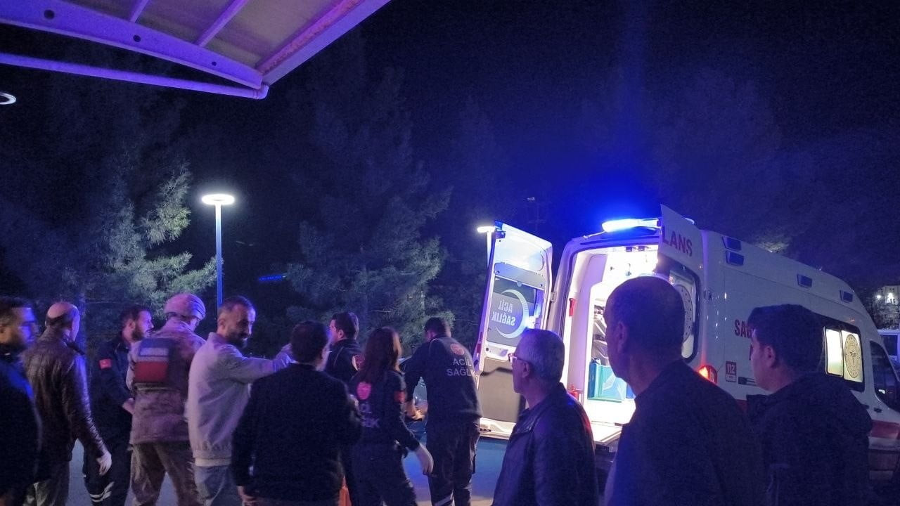 BATMAN’IN GERCÜŞ İLÇESİNDE KAVGAYI AYIRMAK İSTEYEN KİŞİ BACAĞINDAN VURULDU.