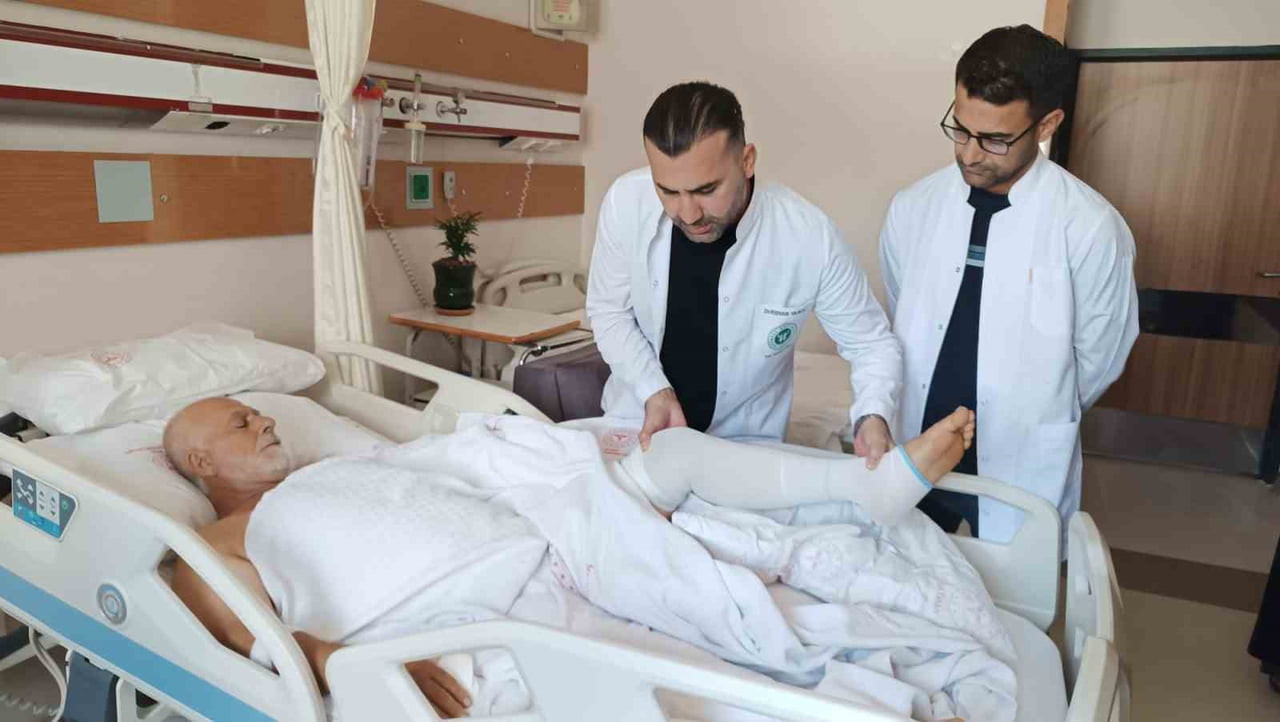 BATMAN’IN GERCÜŞ İLÇESİNDE KAYISI TOPLARKEN AĞAÇTAN DÜŞEREK AĞIR YARALANAN 58 YAŞINDAKİ ORHAN...