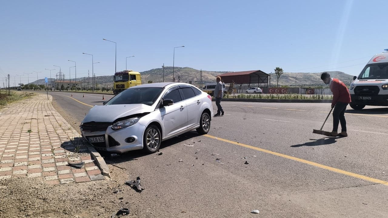 BATMAN’IN GERCÜŞ İLÇESİNDE OTOMOBİL İLE HAFİF TİCARİ ARACIN ÇARPIŞMASI SONUCU MEYDANA GELEN TRAFİK...