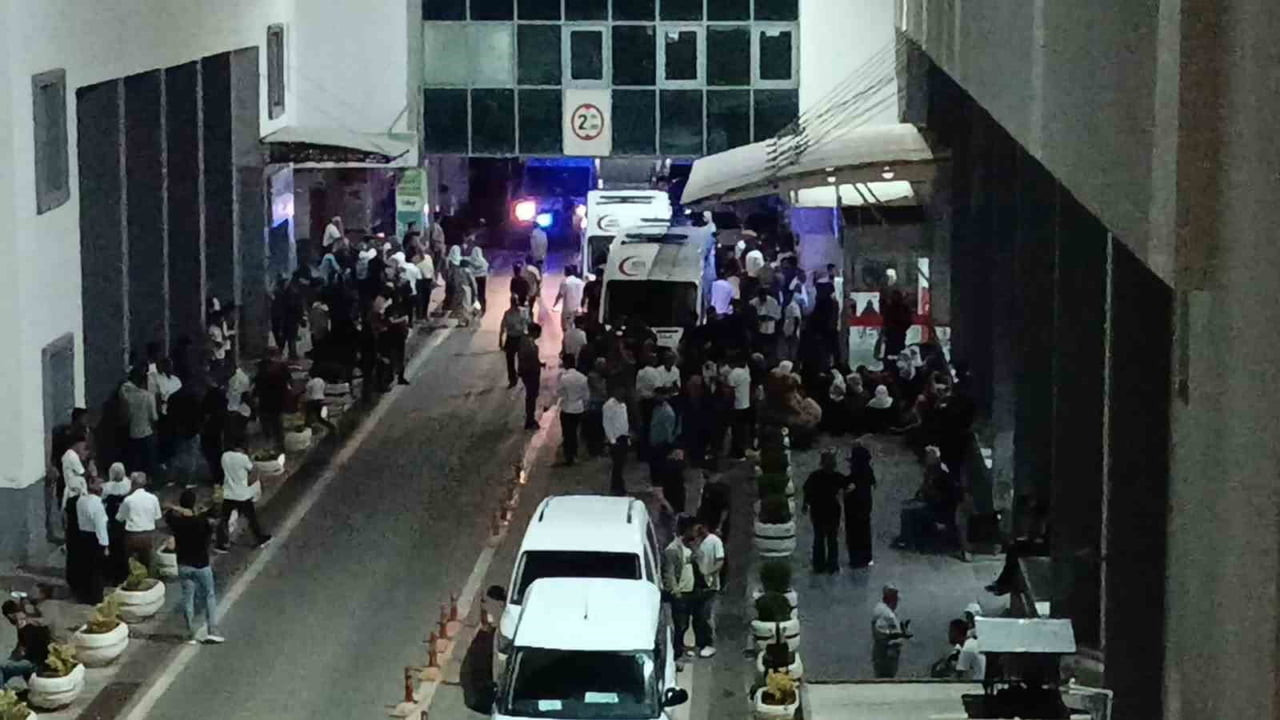 BATMAN’IN KOZLUK İLÇESİNDE İKİ AİLE ARASINDA ÇIKAN SİLAHLI KAVGADA AYNI AİLEDEN 4 KİŞİ YARALANDI....