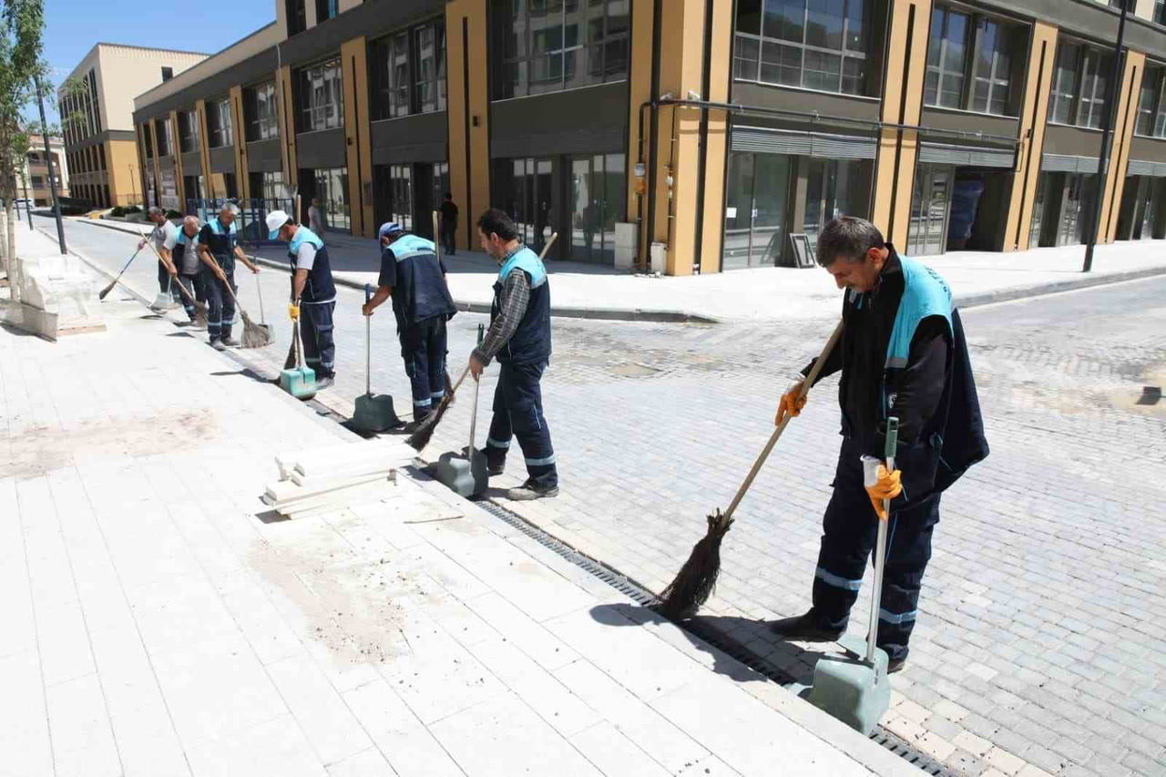 BATTALGAZİ BELEDİYESİ’NDEN AKPINAR ÇARŞISI’NDA TEMİZLİK ÇALIŞMASI