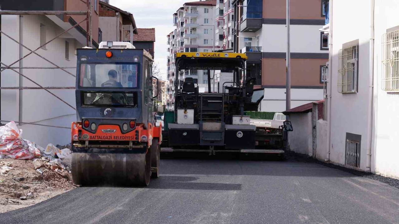 BATTALGAZİ’DE ASFALT ÇALIŞMALARI SÜRÜYOR