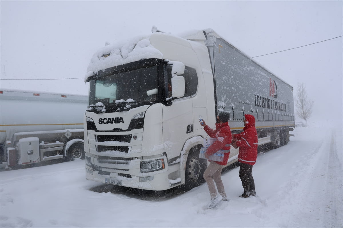 Bayburt-Erzurum kara yolundaki 2 bin 409 rakımlı Kop Dağı Geçidi'nde kar ve tipi nedeniyle...