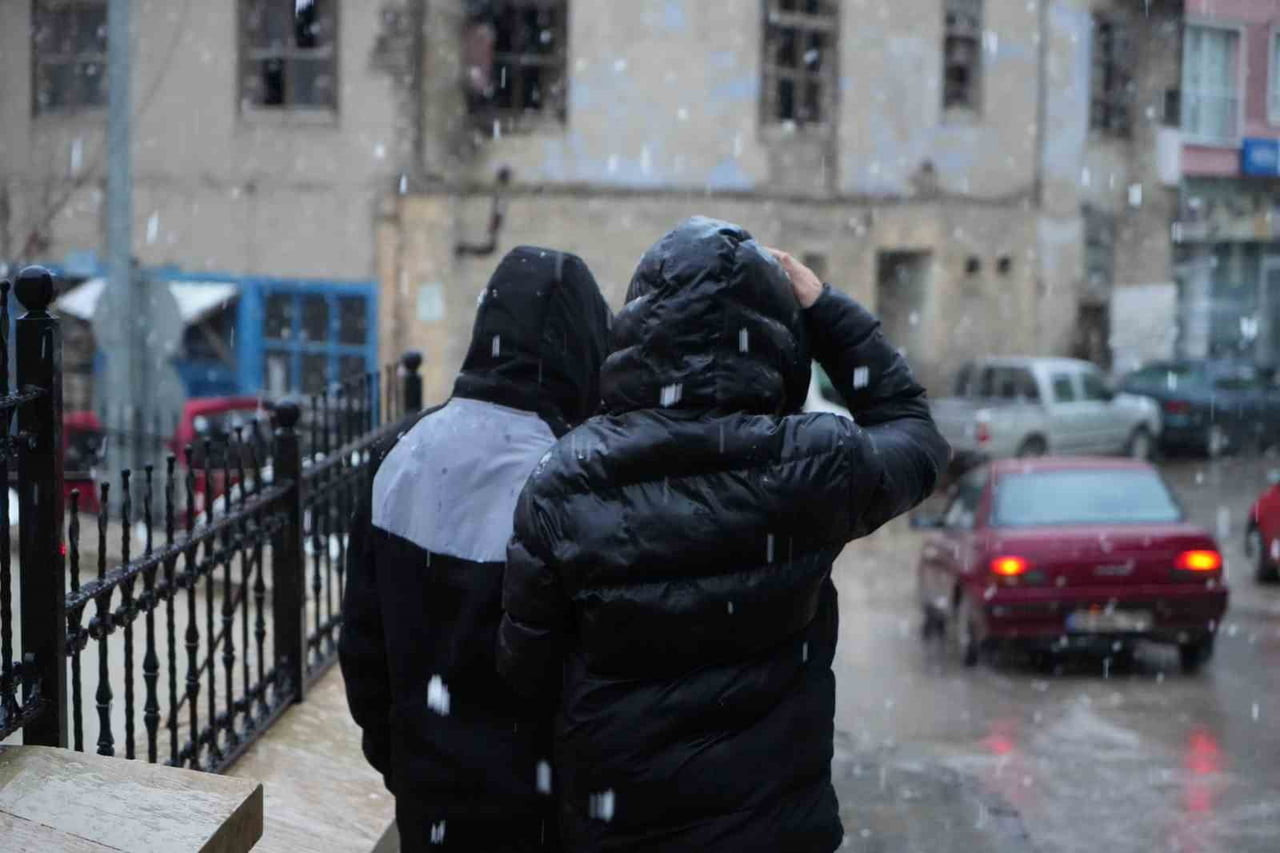 BAYBURT KENT MERKEZİNDE VE YÜKSEK KESİMLERDE KAR YAĞIŞI ETKİLİ OLDU