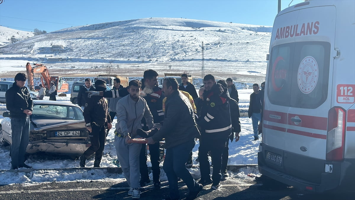 Bayburt'ta 3 aracın karıştığı zincirleme trafik kazasında 7 kişi yaralandı.