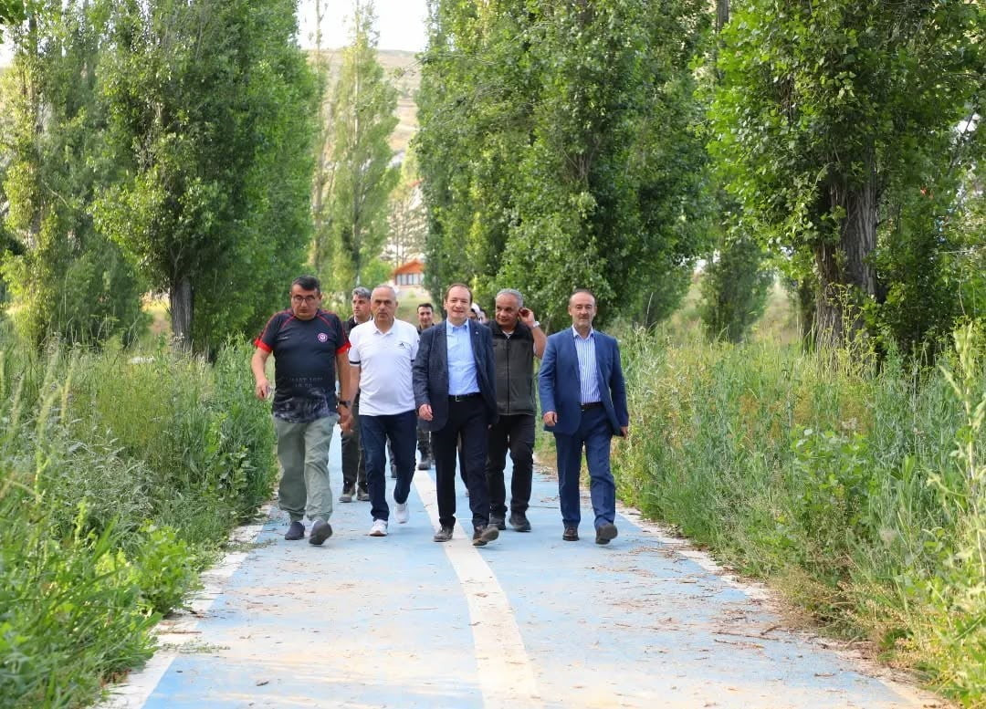 BAYBURT'TA DOĞA YÜRÜYÜŞÜ VE FİDAN DİKİMİ YAPILDI