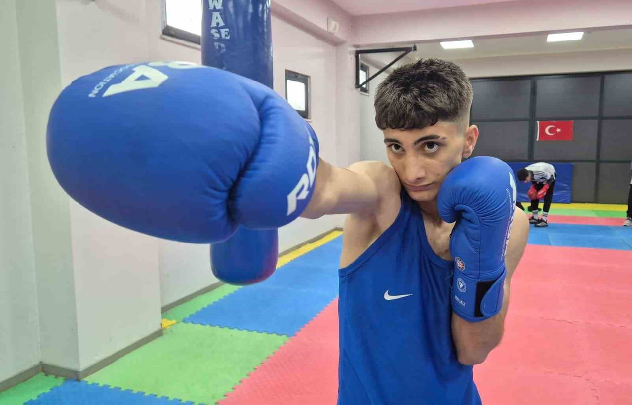 BAYBURT'TA DÜZENLENEN OKUL SPORLARI GENÇLER-B ERKEKLER VE KADINLAR TÜRKİYE FERDİ BOKS...
