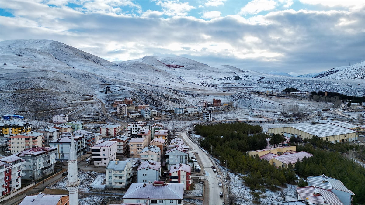 Bayburt'ta etkili olan kar yağışının ardından yerleşim yerleri ve dağlar karla kaplandı.