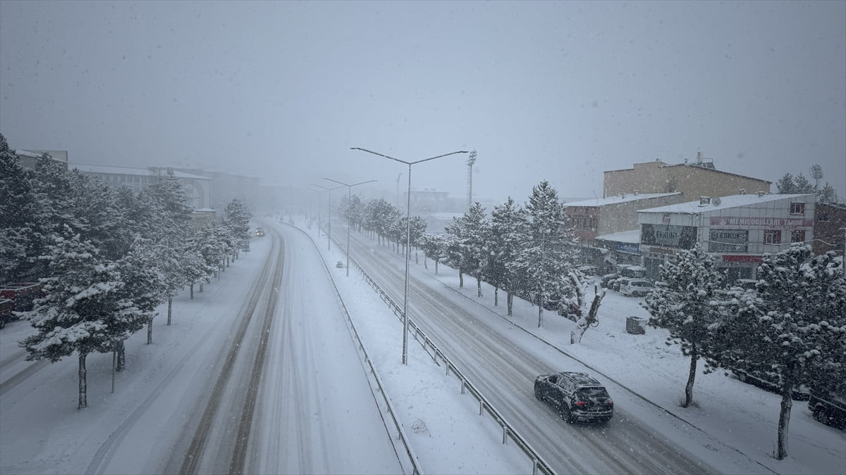 Bayburt'ta gece saatlerinde başlayan kar yağışı etkisini sürdürüyor.