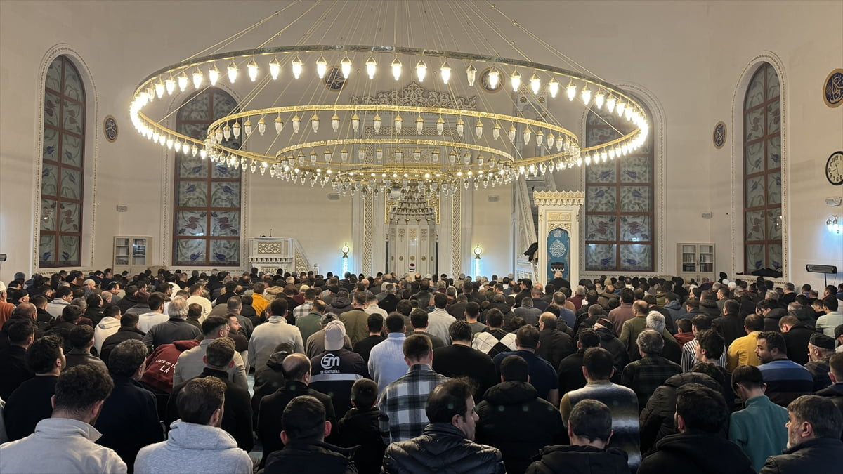 Bayburt'ta Kadir Gecesi dolayısıyla vatandaşlar camilerde yoğunluk oluşturdu. Gıyaseddin Şentürk...