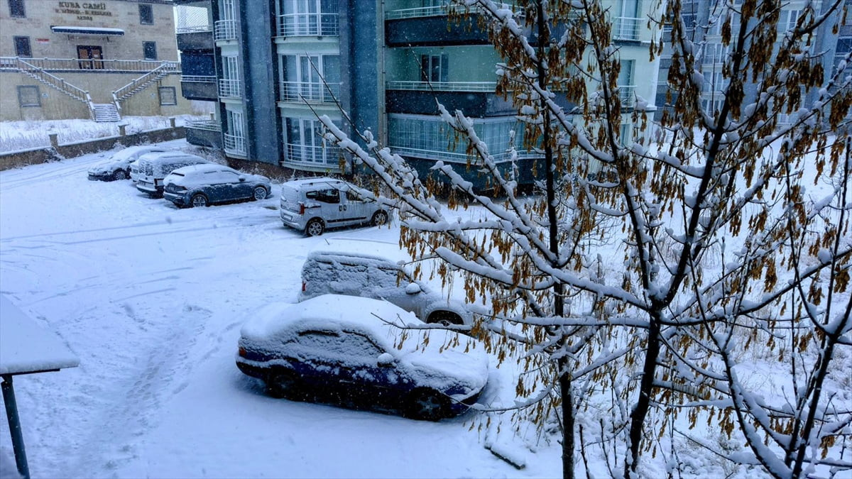Bayburt'ta kar nedeniyle il genelindeki tüm okullarda bugün eğitime ara verildi.
