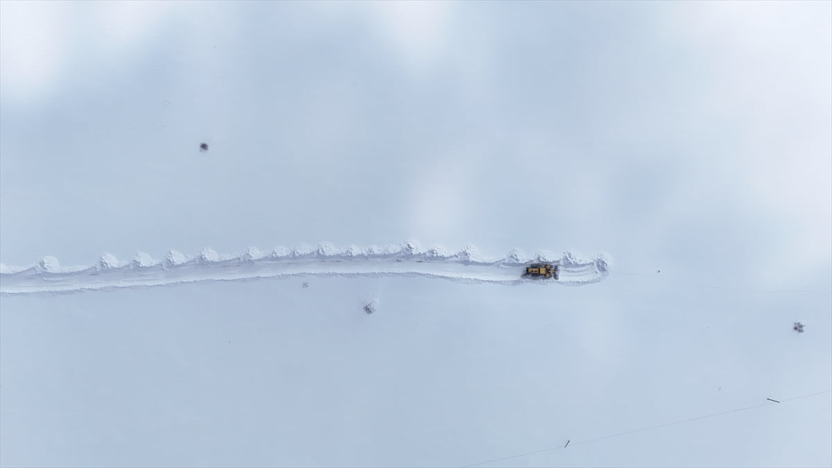 Bayburt'ta kar ve tipi nedeniyle kapanan köy yollarında karla mücadele çalışmaları devam ediyor....