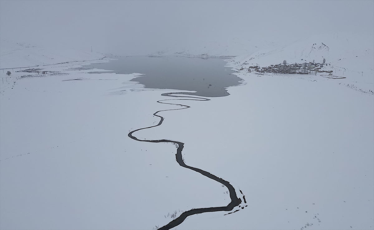 Bayburt'ta karla kaplanan menderesler güzel manzaralar oluşturdu. Yazın yörede tarım ve...