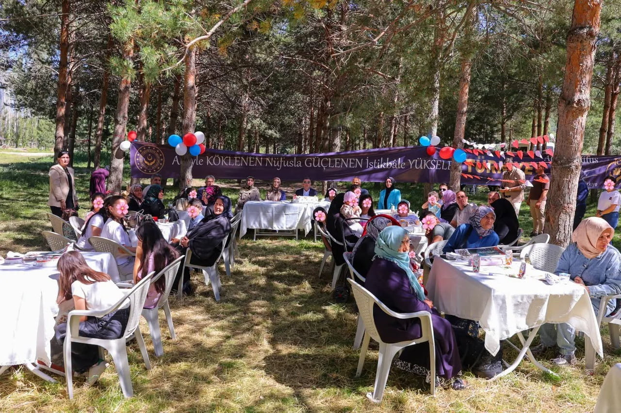 BAYBURT'TA KORUYUCU AİLELER VE ÇOCUKLAR PİKNİKTE BULUŞTU