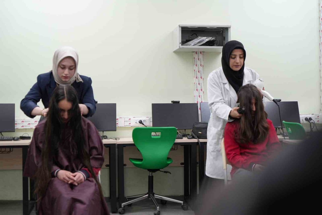 BAYBURT'TA MESLEK ÖĞRENEN ELLER KÜÇÜK ÖĞRENCİLER İÇİN MAKAS TUTTU