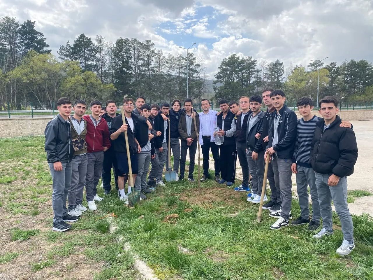 BAYBURT'TA ÖĞRENCİLER OKUL BAHÇELERİNİ FİDANLARLA YEŞİLLENDİRDİ