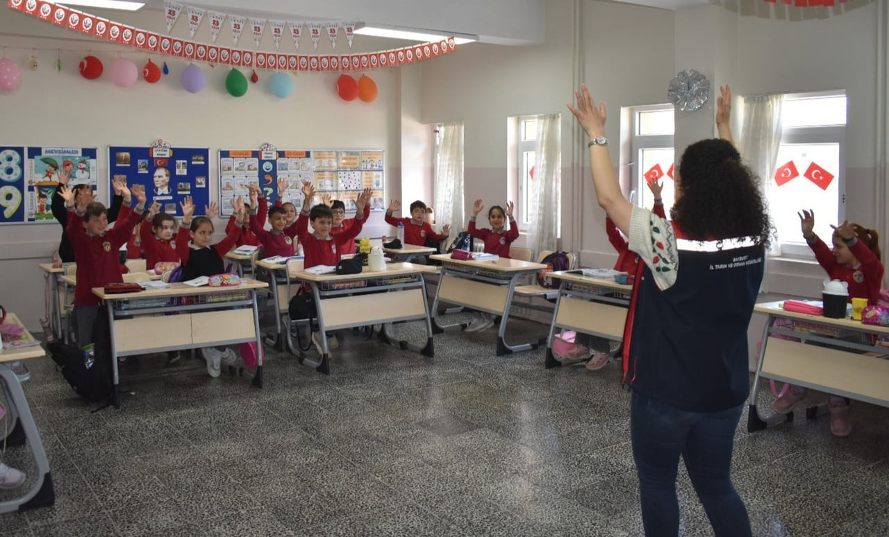 BAYBURT'TA ÖĞRENCİLERE GIDA GÜVENİLİRLİĞİ VE SU VERİMLİLİĞİ ANLATILDI