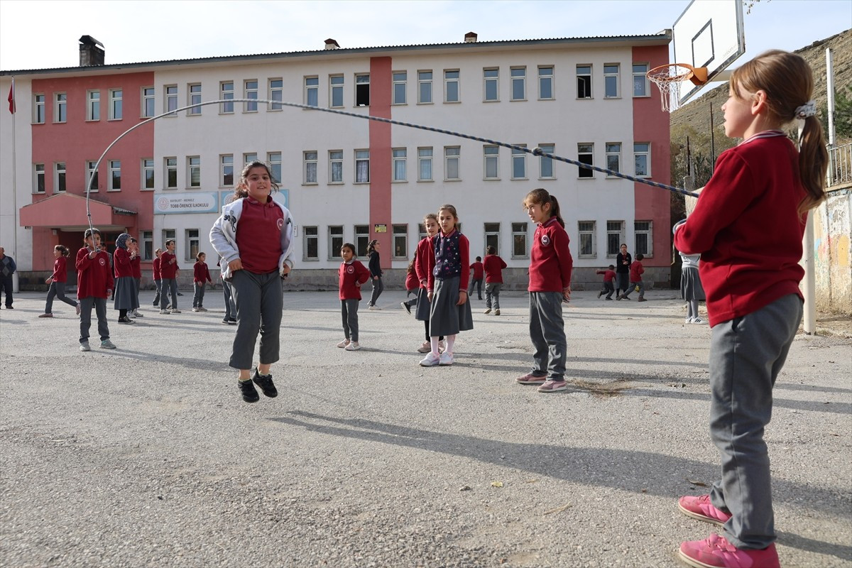 Bayburt'ta "zilsiz okul" uygulamasına geçilen 8 okulda, öğrencilerin sorumluluk alarak zamanlarını...