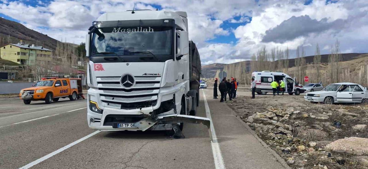 BAYBURT'TA TIR OTOMOBİLE ÇARPTI: 3 YARALI