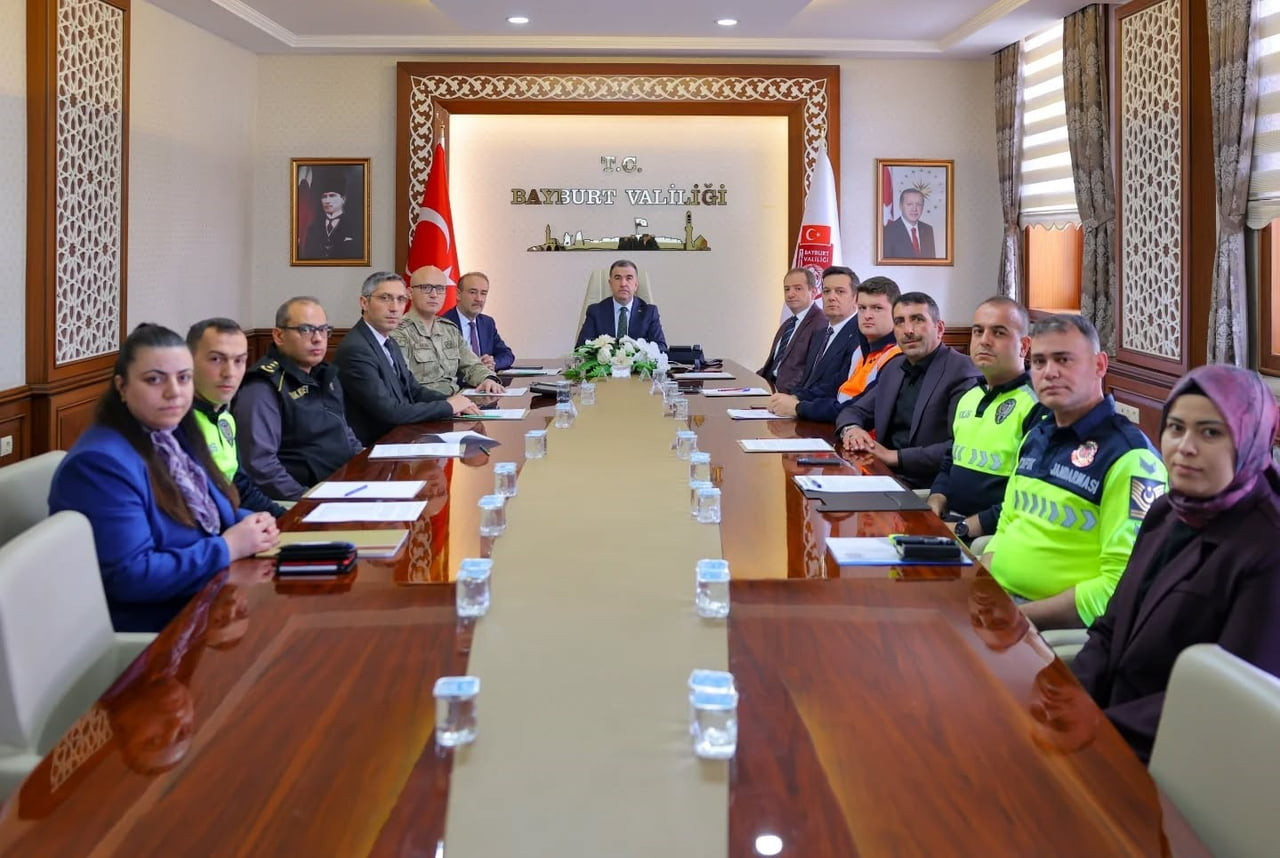BAYBURT'TA ULAŞIM SORUNLARI VE TRAFİK TEDBİRLERİ TOPLANTIDA GÖRÜŞÜLDÜ