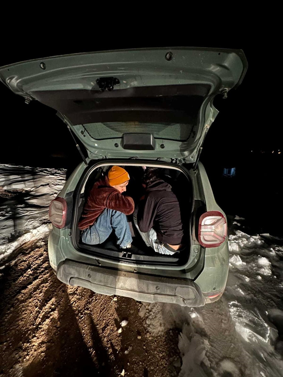 Bayburt'ta yasa dışı yollarla yurda girdiği belirlenen Afganistan uyruklu 8 düzensiz göçmen...