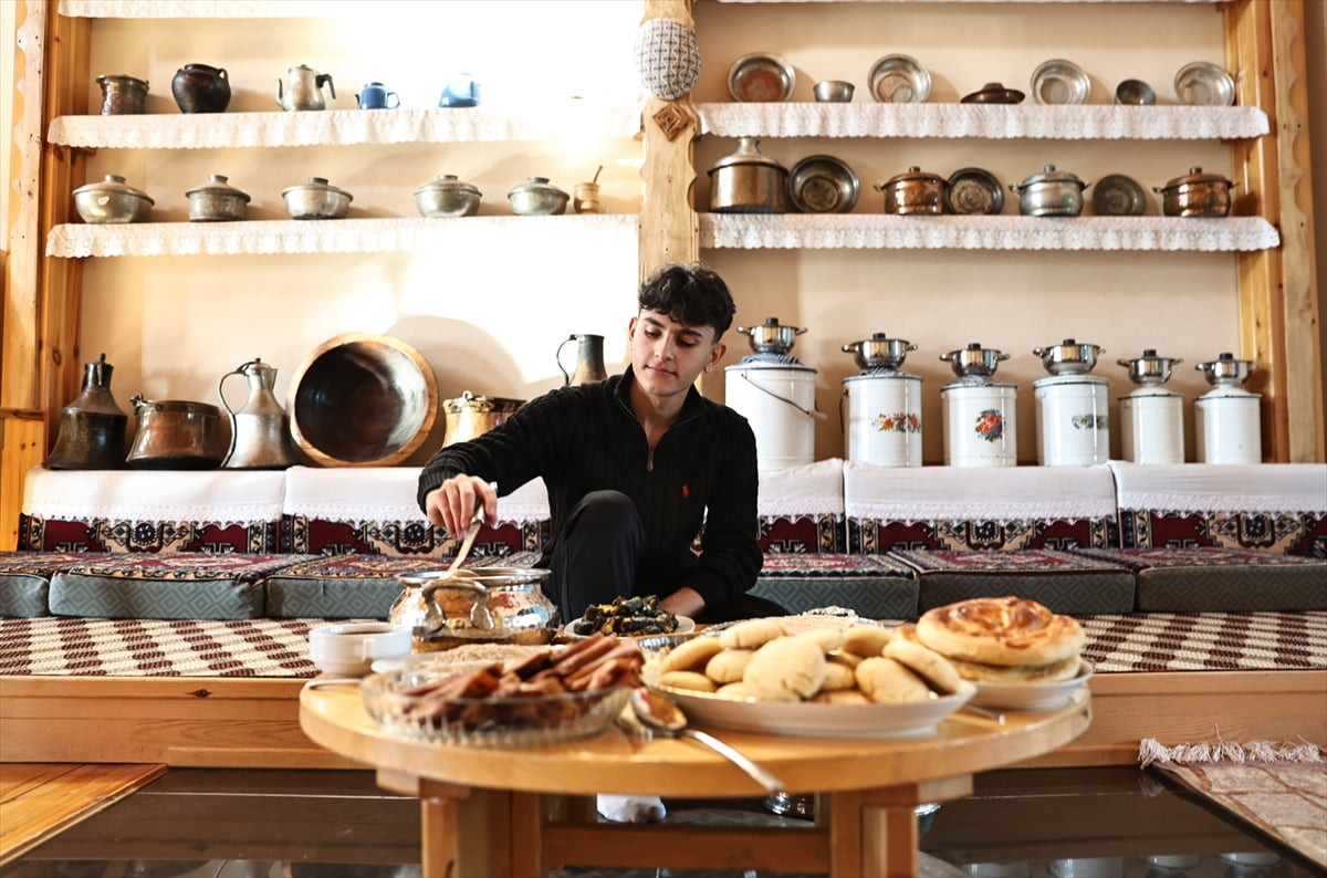 Bayburt'ta yaşayan 17 yaşındaki Metehan Demirhan, unutulmaya yüz tutan yöresel yemekleri geleceğe...