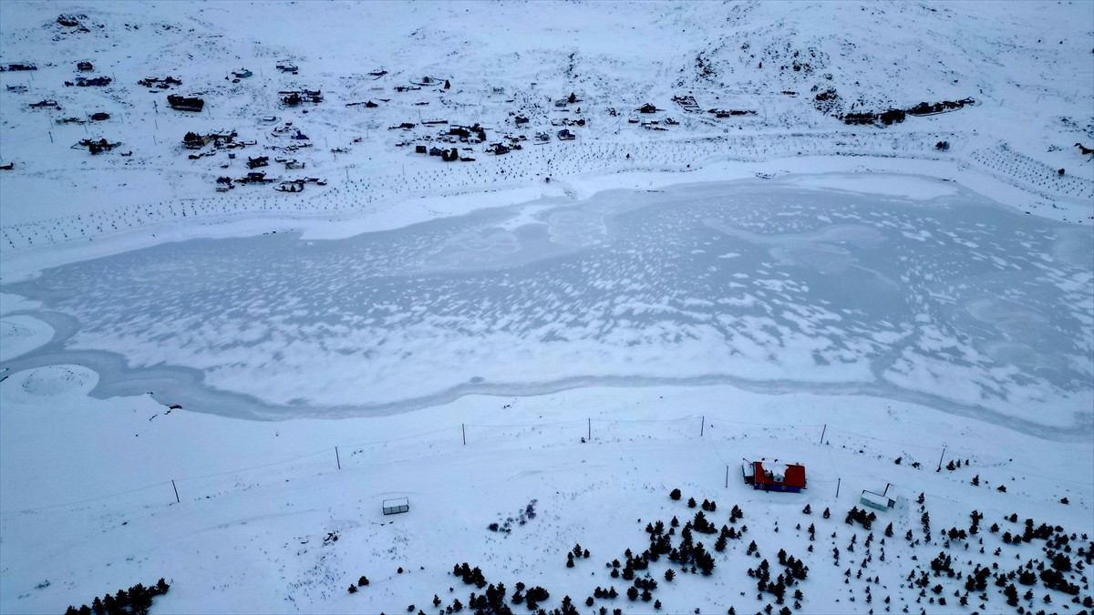Bayburt'un Aydıntepe Yaylası'ndaki göletin yüzeyi, hava sıcaklığının eksilere düşmesiyle buzla...