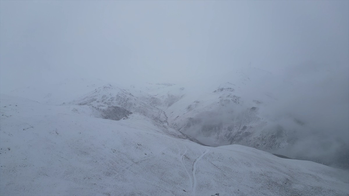 Bayburt'un yüksek kesimlerinde beyaz örtü altındaki yerleşim yerleri ile dağları kaplayan sis...