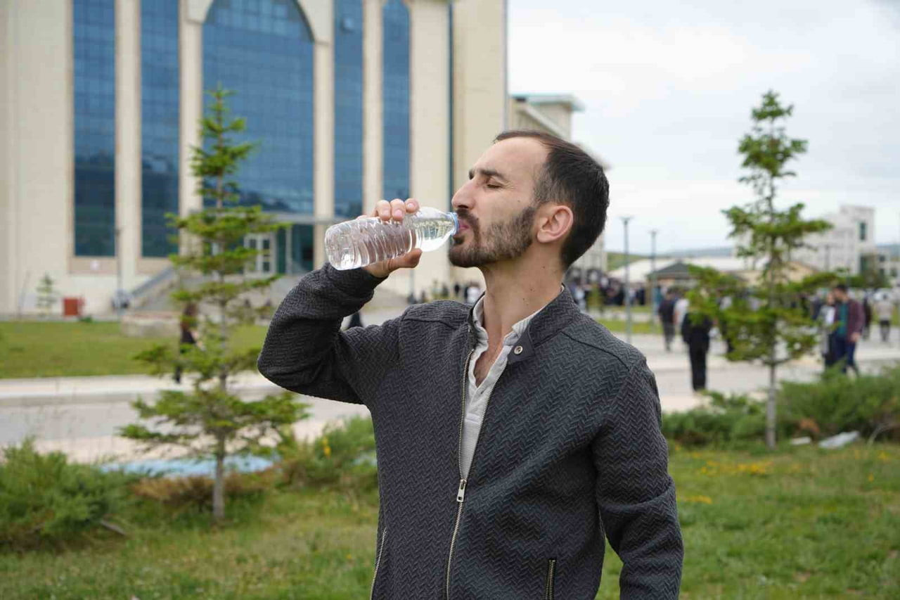 BAYBURTLU GENÇ AYT’YE YİNE OKUNMUŞ SUYLA GELDİ: "KERAMETİ SADECE SUYA BAĞLAMAMAK LAZIM"