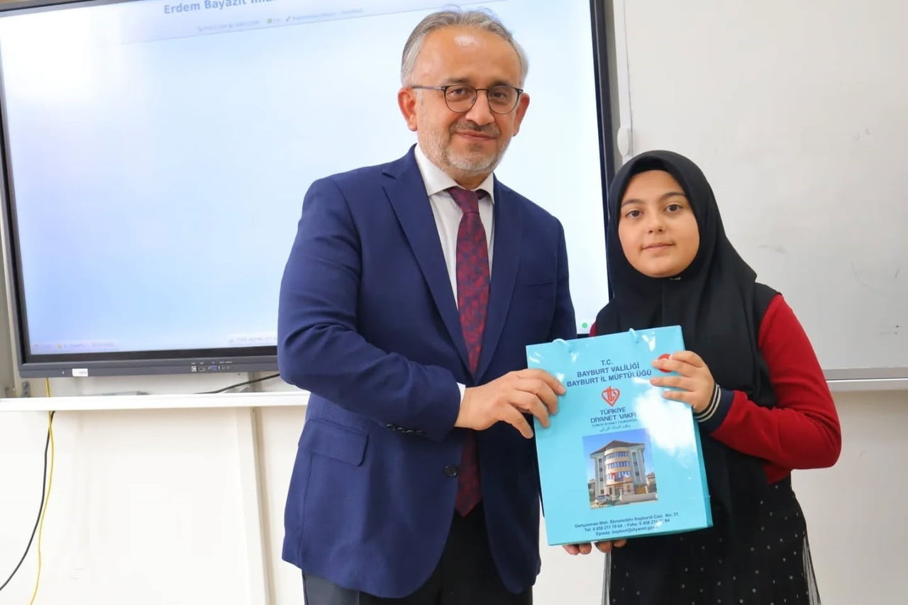 BAYBURTLU ÖĞRENCİLER KUR’AN-I KERİM’İ GÜZEL OKUMA YARIŞMALARINDA BÖLGE BİRİNCİSİ...