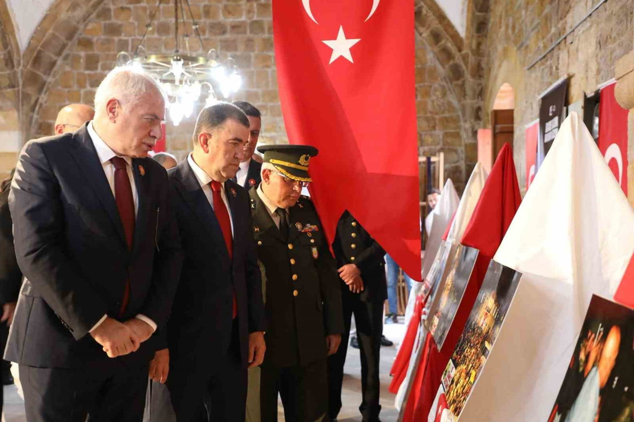 BAYBURT’TA 15 TEMMUZ KONULU FOTOĞRAF SERGİSİ AÇILDI