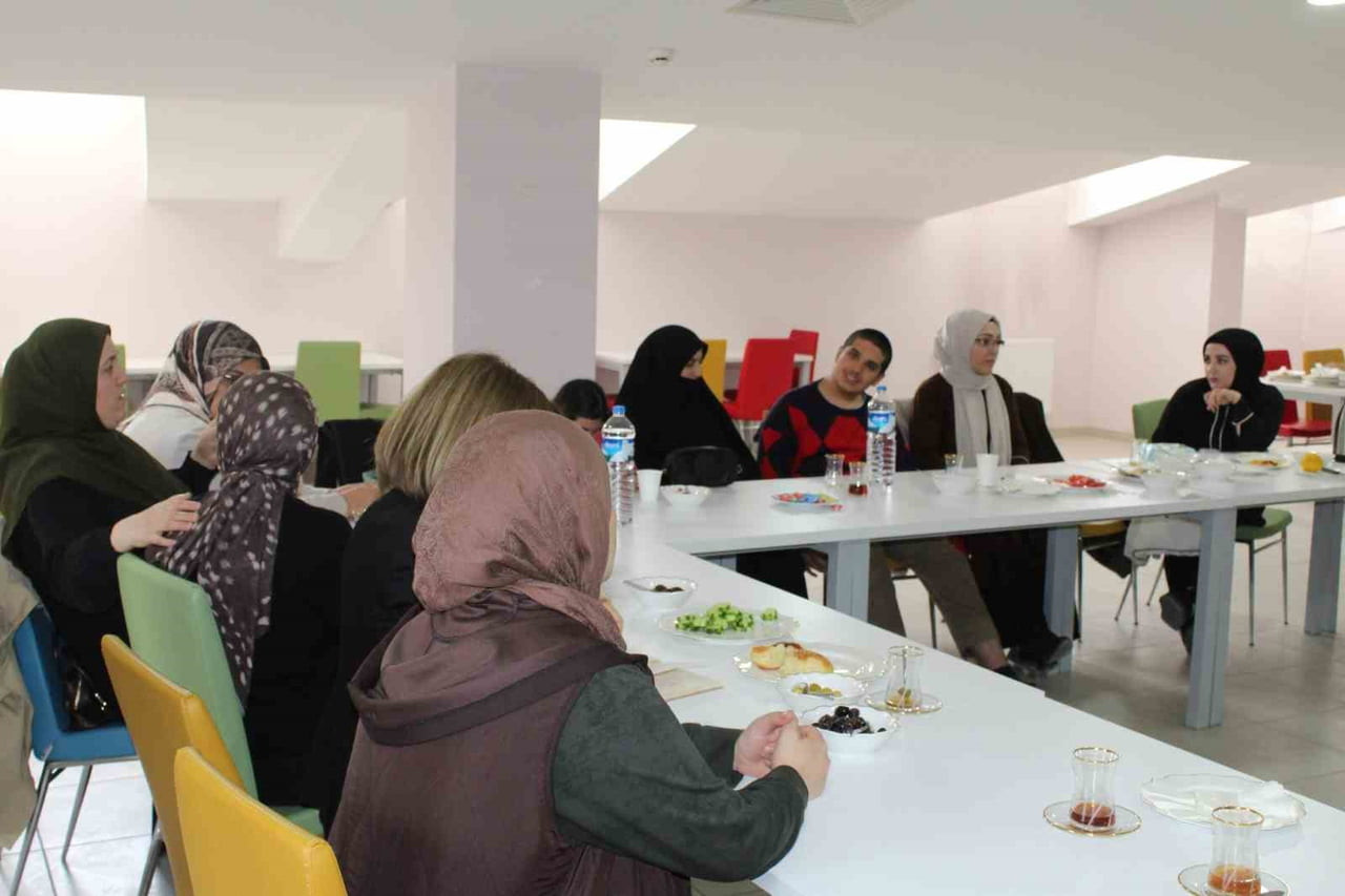 BAYBURT’TA ANNELERE OTİZMLİ ÇOCUKLARIN ERGENLİK SÜRECİ ANLATILDI