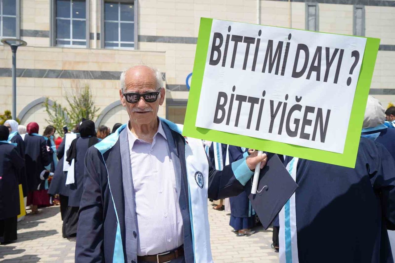 BAYBURT’TA AZMİN HİKÂYESİ: 71 YAŞINDA BAŞLADIĞI ÜNİVERSİTEDEN 75 YAŞINDA MEZUN OLDU