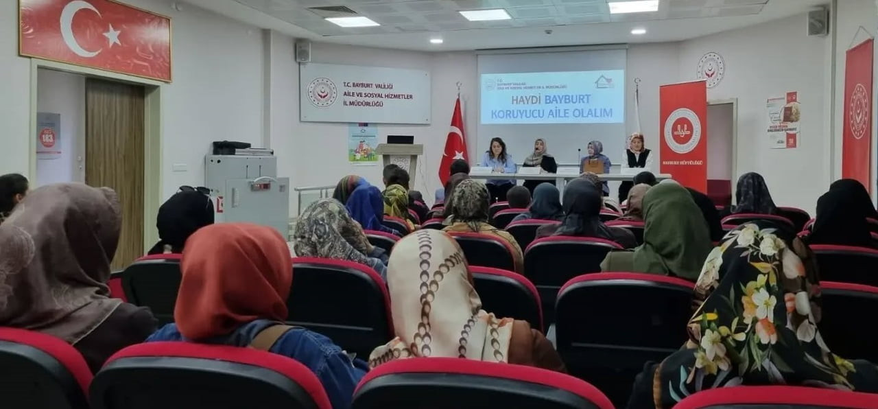 BAYBURT’TA ‘BİR YETİME AİLE OLMAK’ KONULU PANEL DÜZENLENDİ