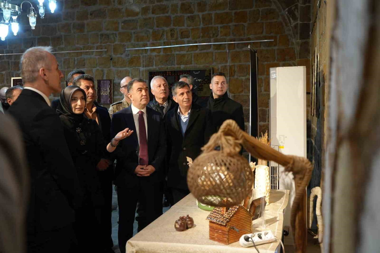 BAYBURT’TA GERİ DÖNÜŞÜM MALZEMELERİ KADIN ELİYLE SANATA DÖNÜŞTÜ