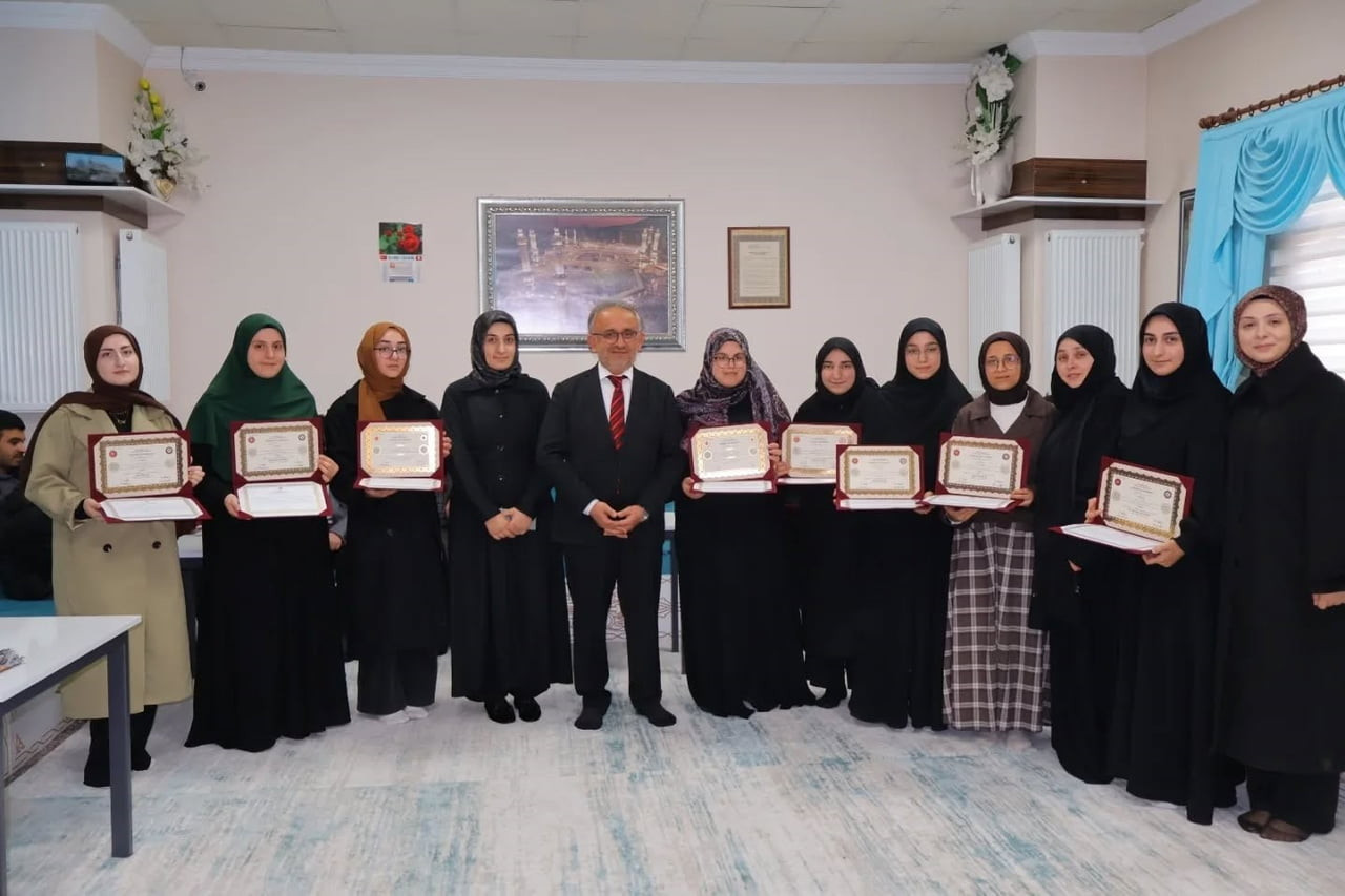 BAYBURT’TA HAFIZLIĞINI TAMAMLAYAN ÖĞRENCİLERE BELGELERİ VERİLDİ