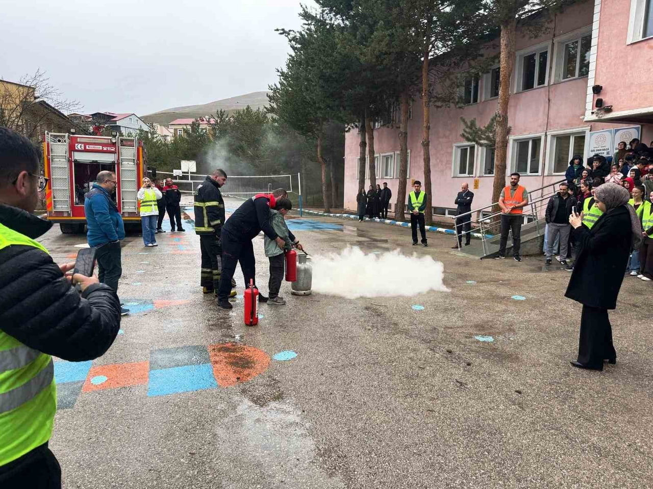 BAYBURT’TA İTFAİYE EKİPLERİ, YANGIN GÜVENLİĞİ KONUSUNDA BİLİNÇLENDİRME EĞİTİMLERİNE DEVAM...