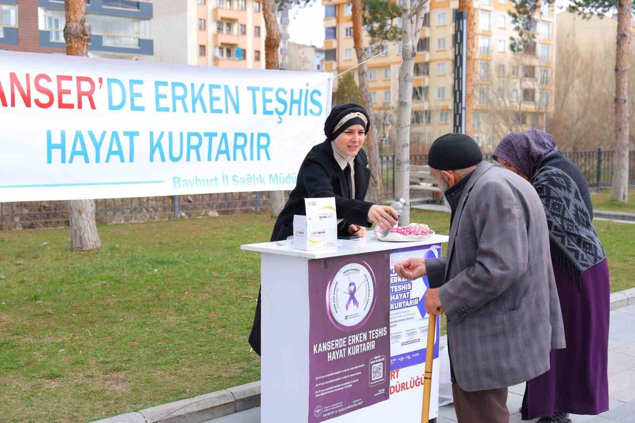 BAYBURT’TA KANSER HAFTASI KAPSAMINDA BİLGİLENDİRME STANDI AÇILDI