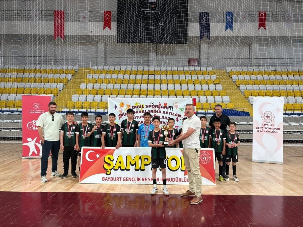 BAYBURT’TA KÜÇÜK ERKEKLER FUTSAL İL BİRİNCİSİ BELLİ OLDU